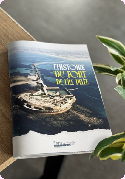 Archives et photographies du fort dans la maquette éditoriale.