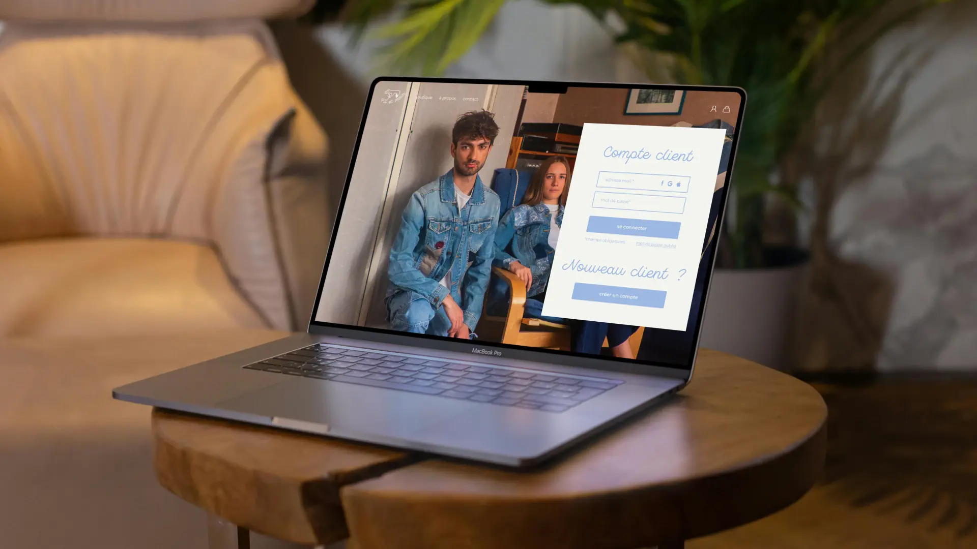 Ordinateur portable posé sur une table basse en bois affichant l’écran de connexion au compte client Fil et Main.