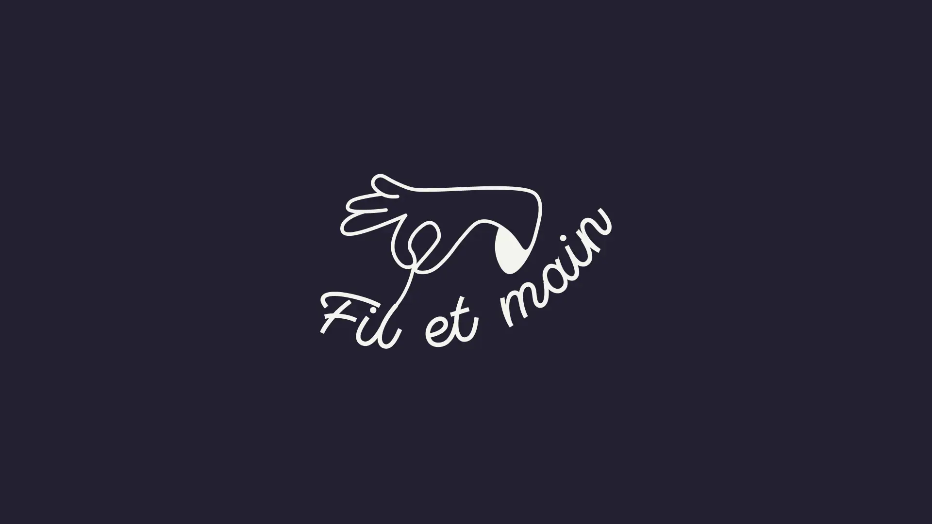 Logotype Fil et Main tracé d’un seul trait, dessinant une main et une aiguille, en blanc sur fond bleu charbon.