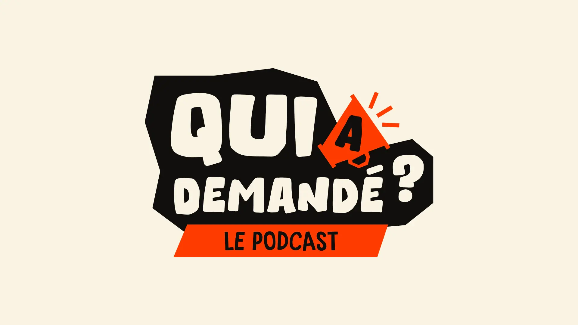 Logotype du podcast Qui a demandé ? : le titre en lettres dessinées dans une bulle noire découpée, le A remplacé par un porte-voix rouge.